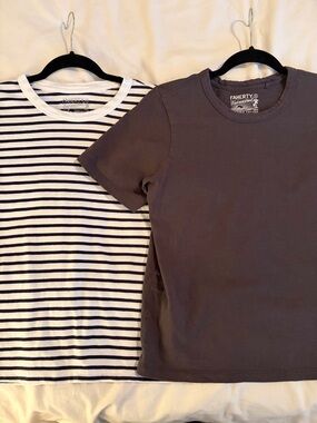 Set - Two Faherty Brand Sunwashed Organic Cotton Short Sleeve Tee S